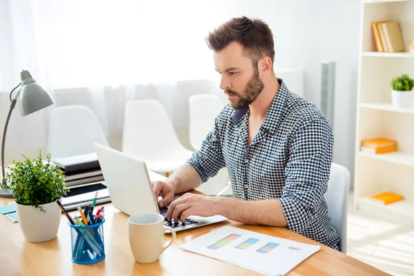 Гарний бородатий концентрований бізнесмен працює на ноутбуці — стокове фото