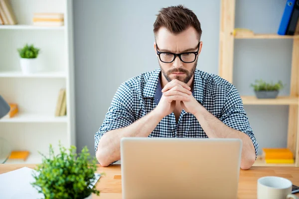 Porträt eines müden, traurigen Mannes mit Laptop, der über gescheiterte Projekte nachdenkt — Stockfoto