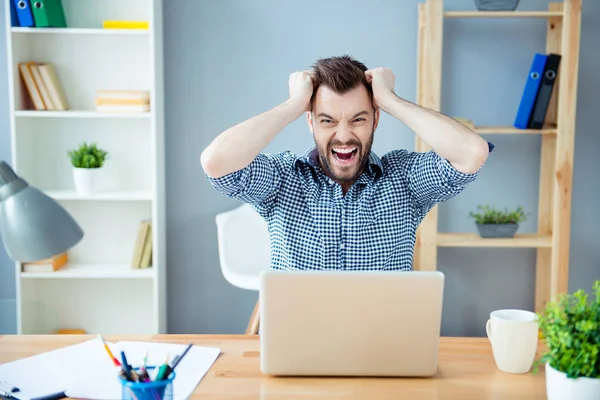 Gefrustreerd, moe man met laptop met een heleboel werk en scre — Stockfoto