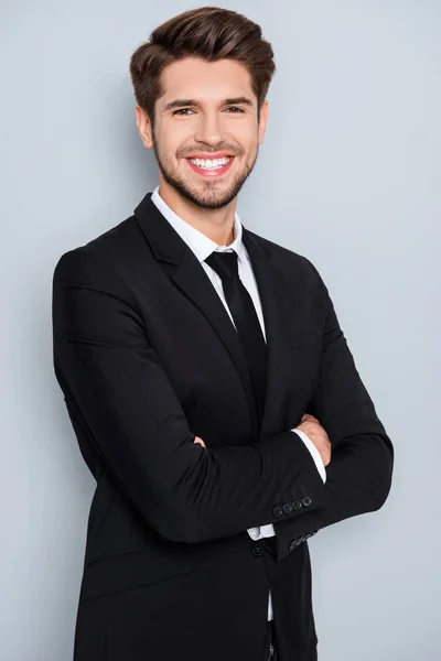 Empresário bem sucedido com sorriso radiante em pé com cruzado — Fotografia de Stock