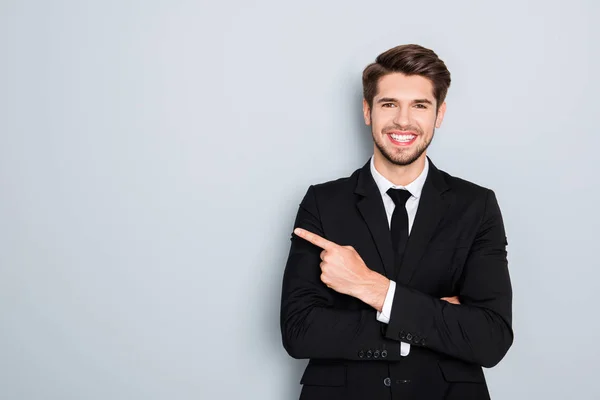 Ung snygg affärsman med strålande leende pekar med fing — Stockfoto
