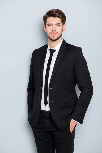 Handsome bearded man in suit holding hands in pockets — Stock Photo, Image