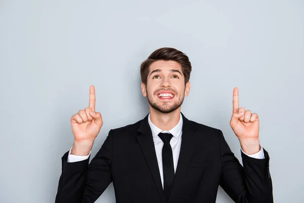 Успешный улыбающийся бизнесмен с поднятыми пальцами указывает вверх — стоковое фото