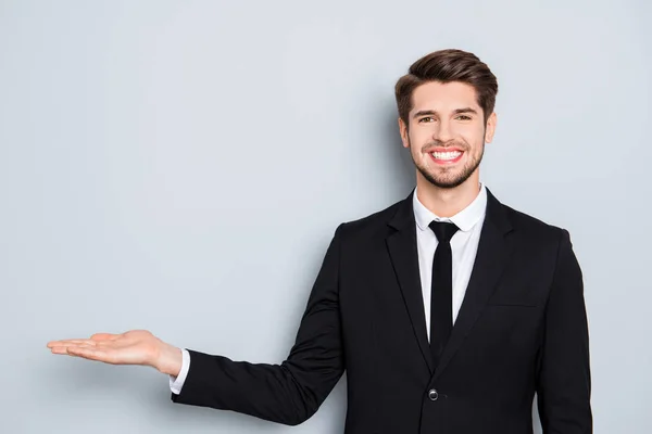 Feliz hombre de negocios feliz haciendo la presentación de nuevo producto —  Fotos de Stock