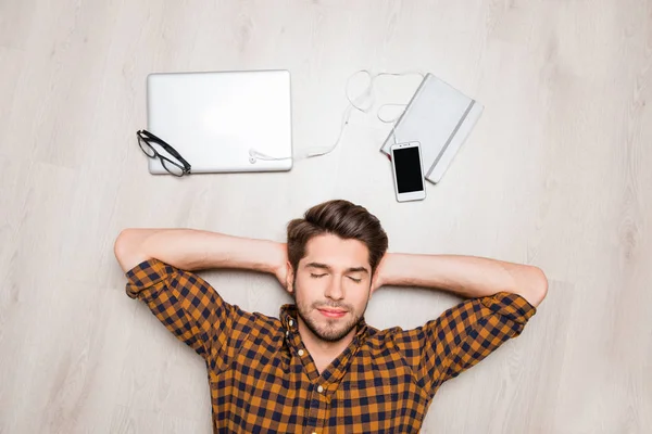 Retrato de un joven tranquilo tumbado en el suelo y durmiendo — Foto de Stock