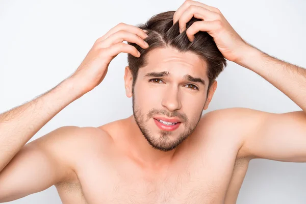 Joven barbudo esperando su pelo para peletería — Foto de Stock