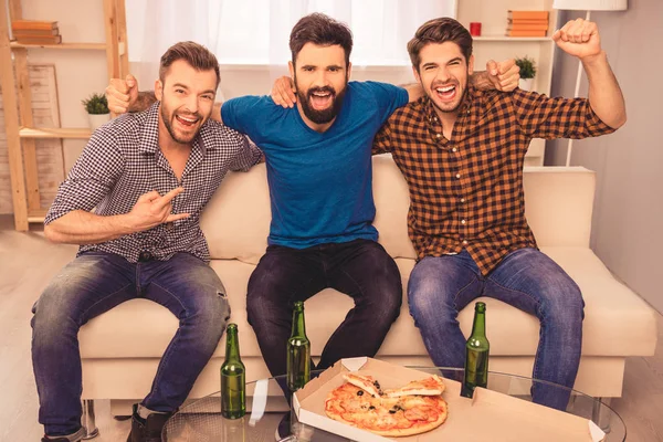 맥주 병을 보고 3 행복 한 남자의 초상화 — 스톡 사진