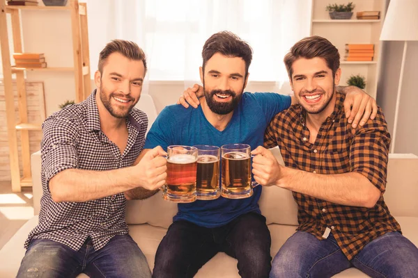 ¡Salud! Hombres guapos celebrando la victoria y tintineo de b — Foto de Stock