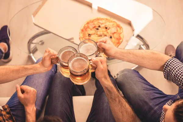 건배! 맥주와 피자의 안경 남자의 상위 뷰 — 스톡 사진