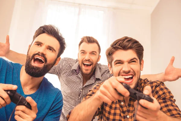 兴奋的笑男人玩视频游戏的肖像 — 图库照片