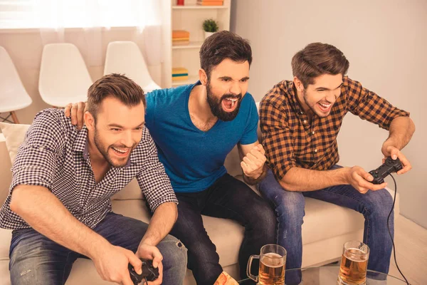 Ritratto di uomini belli felici che giocano al videogioco con il suo amico — Foto Stock