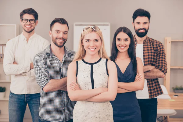 Feliz equipo exitoso de empresarios cruzando las manos y s — Foto de Stock