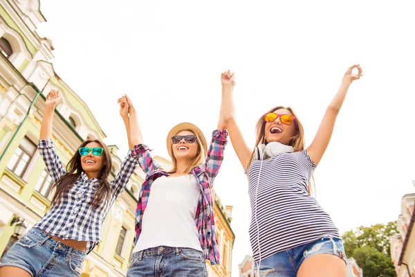 Frihet. Lyckligt leende flickor gå med höjde händerna — Stockfoto