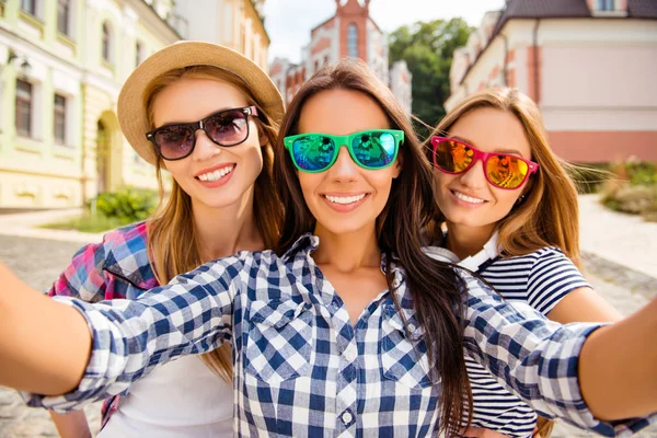 Bardzo szczęśliwy kobiet w okularach co selfie w mieście — Zdjęcie stockowe