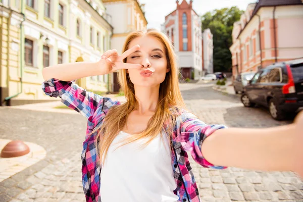 삐 죽 하 고 v-sign를 보여주는 재미 있는 매력적인 여자의 Selfie — 스톡 사진