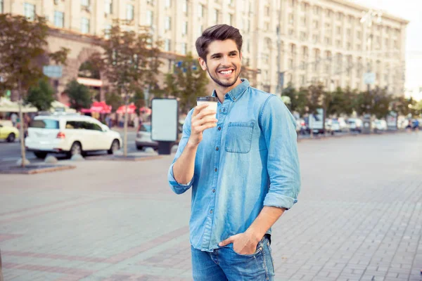 英俊的年轻男子喝咖啡和步行城市 — 图库照片