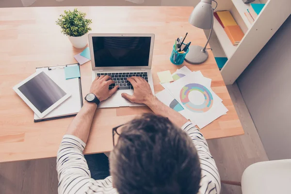 Foto van het bovenaanzicht van man werk met laptop — Stockfoto