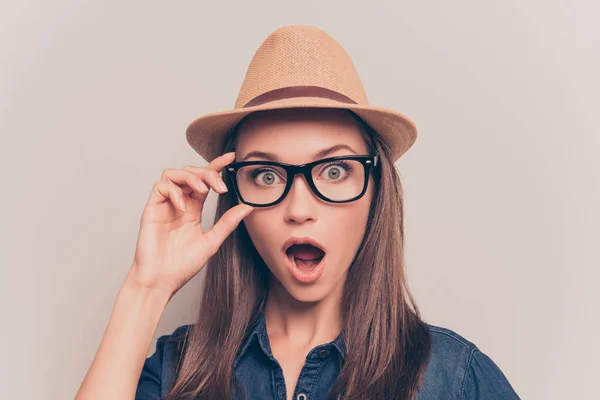 Mujer bonita sorprendida en sombrero y gafas con la boca abierta —  Fotos de Stock