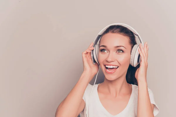 Retrato de amante de la música feliz escuchando música y cantando — Foto de Stock