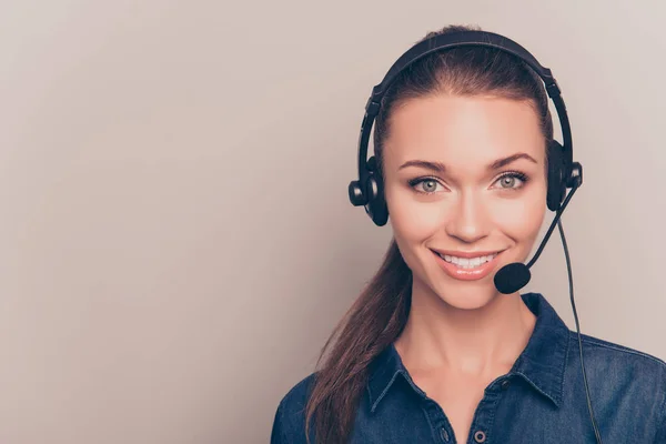 Krásný konzultant call centra ve sluchátkách na šedém pozadí — Stock fotografie