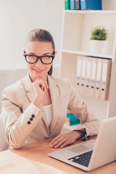 Retrato de atractiva mujer inteligente en gafas de trabajo con lapto — Foto de Stock