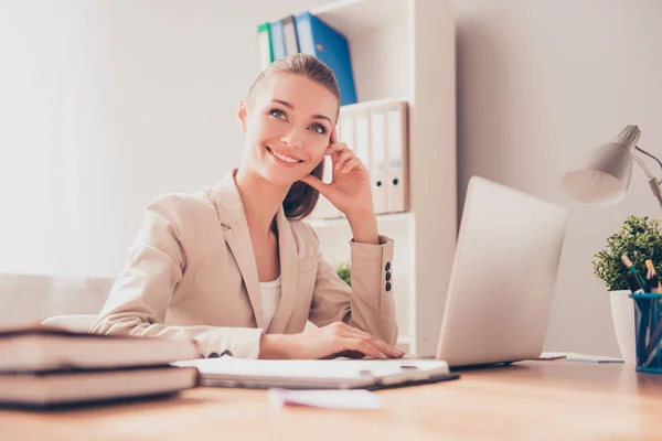 Joven mujer de negocios bonita teniendo descanso y soñando en la oficina — Foto de Stock