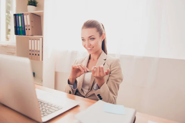 Retrato de la joven mujer bonita limando uñas en la oficina — Foto de Stock