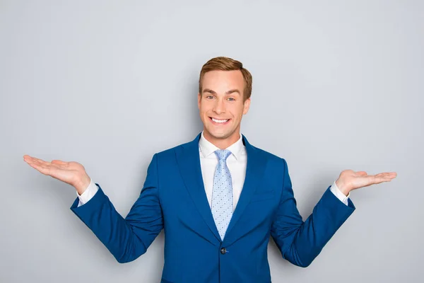 Joven hombre de negocios con traje y señalando con las dos manos —  Fotos de Stock