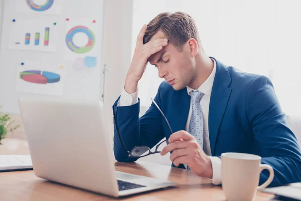 Sovraccarico di lavoro giovane che ha mal di testa dopo dura giornata di lavoro — Foto Stock