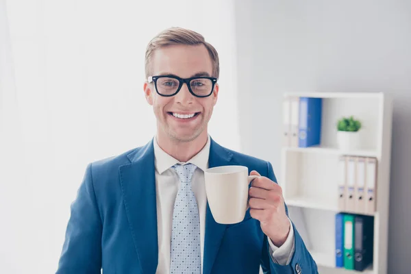 Retrato de feliz hombre de negocios sonriente en gafas sosteniendo taza de — Foto de Stock