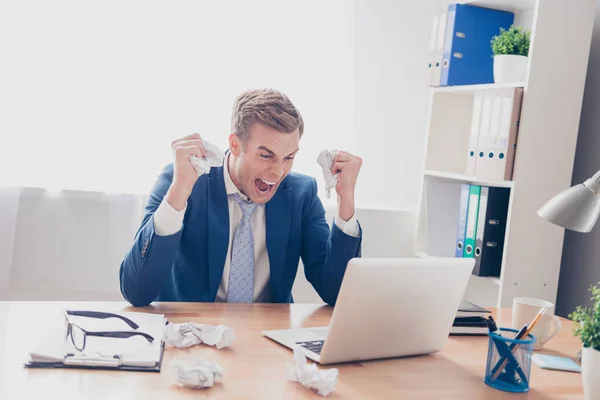 Csalódott fáradt ember dolgozik a laptop, a kiabálás és a screami — Stock Fotó