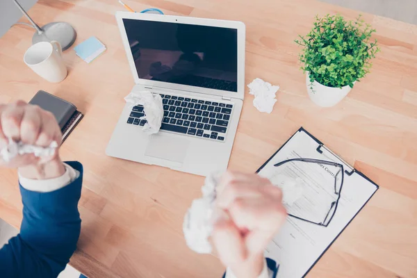 Blick von oben auf den Arbeitsplatz eines wütenden Geschäftsmannes mit zerknülltem Papier — Stockfoto