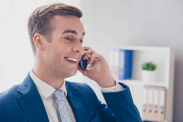 Portrét šťastný usmívajícího se muže mluvit na telefonu v kanceláři — Stock fotografie