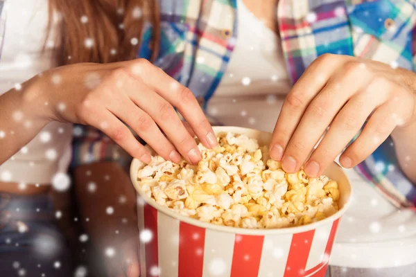 Close up van vrouw en man tv kijken en eten popcorn op chri — Stockfoto