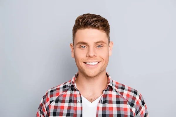 Porträt eines hübschen jungen Mannes mit strahlendem Lächeln auf grauem Backgr — Stockfoto