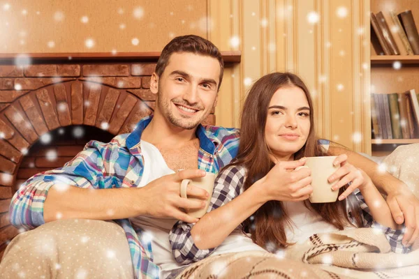 Boldog családi ülő-on dívány és kávét inni, karácsony — Stock Fotó