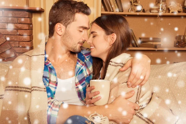 Casal feliz no amor abraçando uns aos outros em feriados mas — Fotografia de Stock