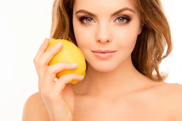 Portrait de belle femme sensible tenant le citron près du visage — Photo