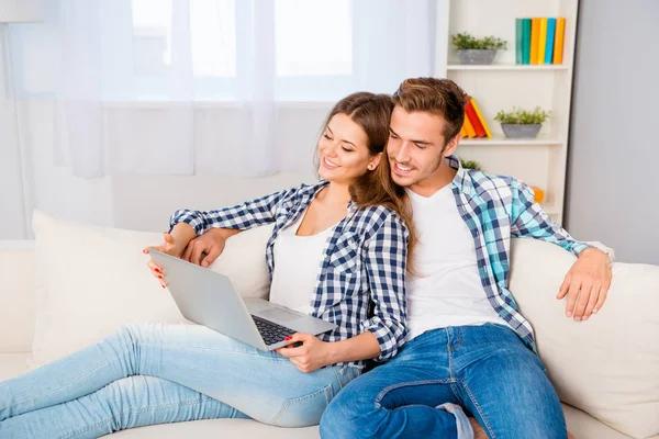 Man and woman in love watching film on laptop — Stock Photo, Image