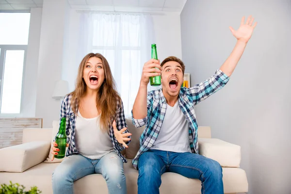 激动幸福的夫妇看足球与啤酒的肖像 — 图库照片