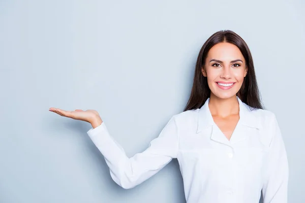 Joven feliz médico makin presentación de nuevo producto — Foto de Stock