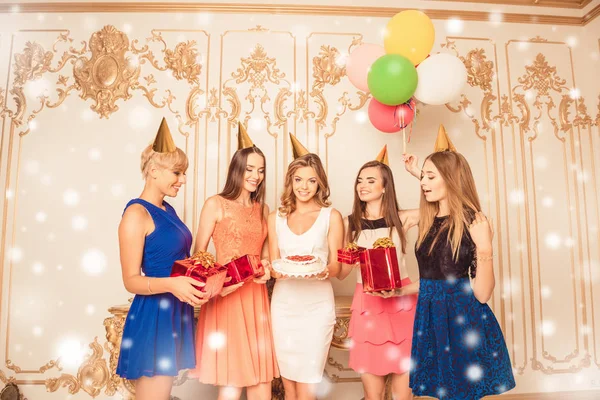 Retrato de amigas felices con globos, presentación y pastel h — Foto de Stock