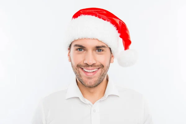 Attraktiver lächelnder Mann mit Weihnachtsmann-Hut — Stockfoto