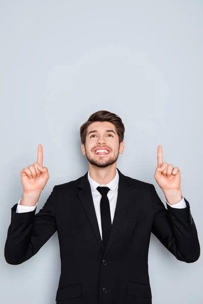 Retrato de um jovem feliz apontando para algo interessante — Fotografia de Stock