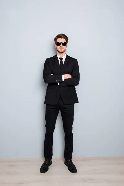 Komoly üzletember fekete Szmoking és szemüveg teljes portréja — Stock Fotó