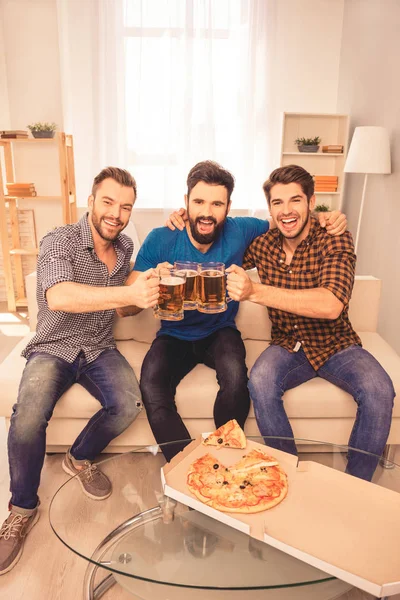 맥주를 마시는 고 보고 발 동안 피자 먹는 세 친구 — 스톡 사진