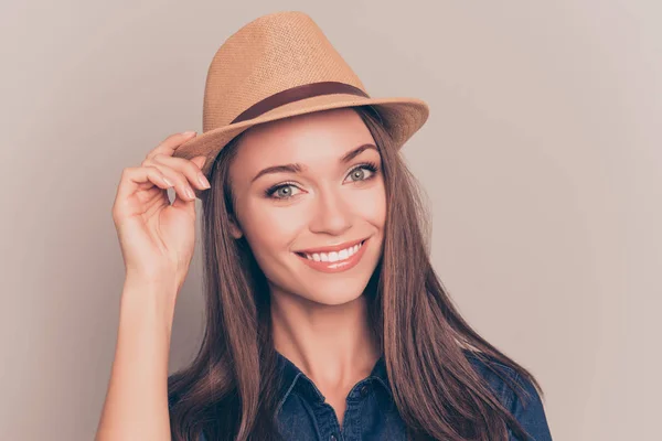 Retrato de menina bonita com sorriso radiante tocando seu chapéu — Fotografia de Stock