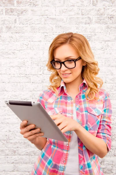 Bonita rubia en gafas usando tableta para seng mensaje —  Fotos de Stock