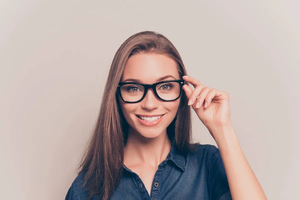Unga lärare med strålande leende att vidröra hennes glasögon — Stockfoto
