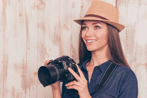 Mutlu genç gazeteci ile fotoğraf makinesi fotoğraf stüdyosunda yapma — Stok fotoğraf